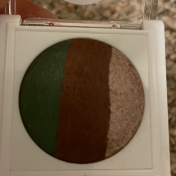 New never used Mary Kay At Play baked eyeshadow trio. - Picture 2 of 4